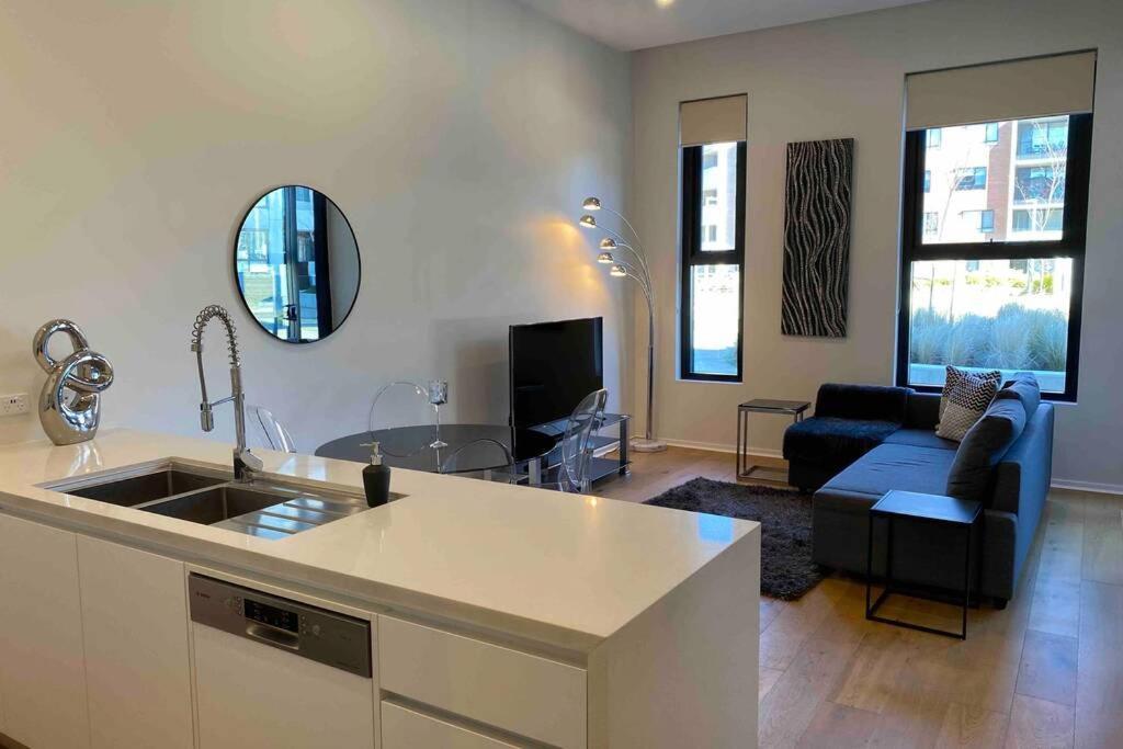 Luxe 2Br Executive Apartment Kingston Pool Parking Wifi Bbq Wine Eksteriør billede