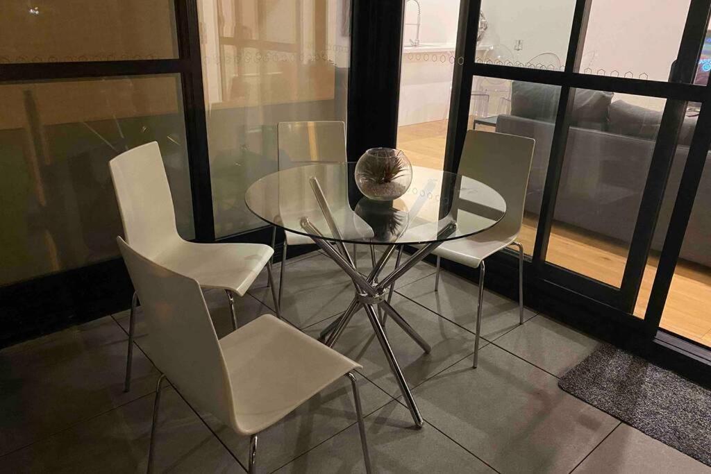 Luxe 2Br Executive Apartment Kingston Pool Parking Wifi Bbq Wine Eksteriør billede