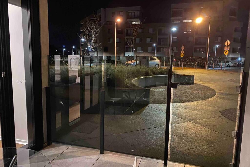 Luxe 2Br Executive Apartment Kingston Pool Parking Wifi Bbq Wine Eksteriør billede