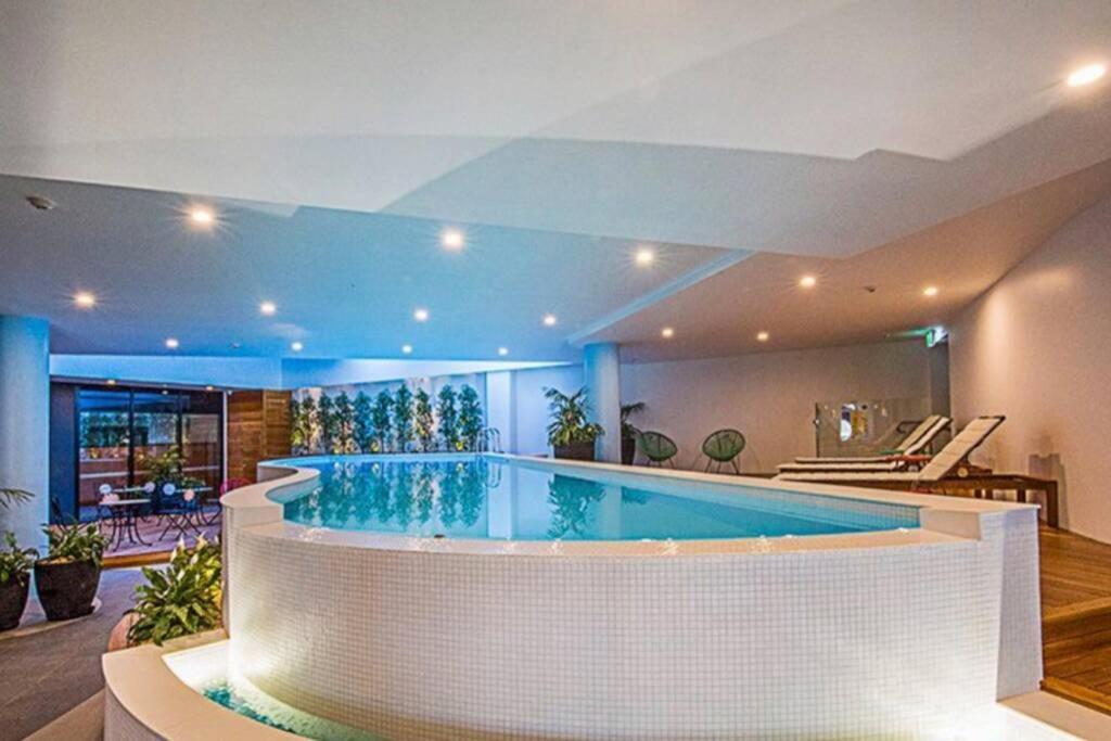 Luxe 2Br Executive Apartment Kingston Pool Parking Wifi Bbq Wine Eksteriør billede