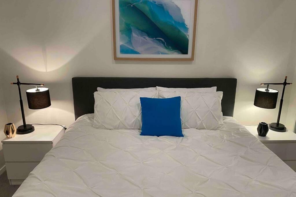 Luxe 2Br Executive Apartment Kingston Pool Parking Wifi Bbq Wine Eksteriør billede