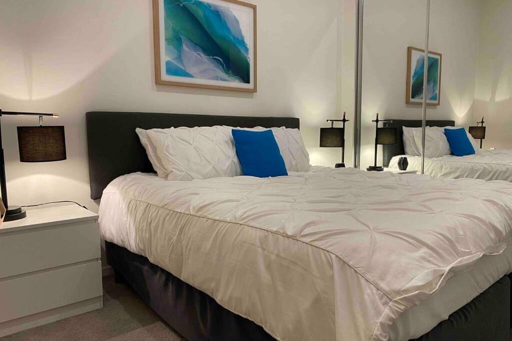 Luxe 2Br Executive Apartment Kingston Pool Parking Wifi Bbq Wine Eksteriør billede
