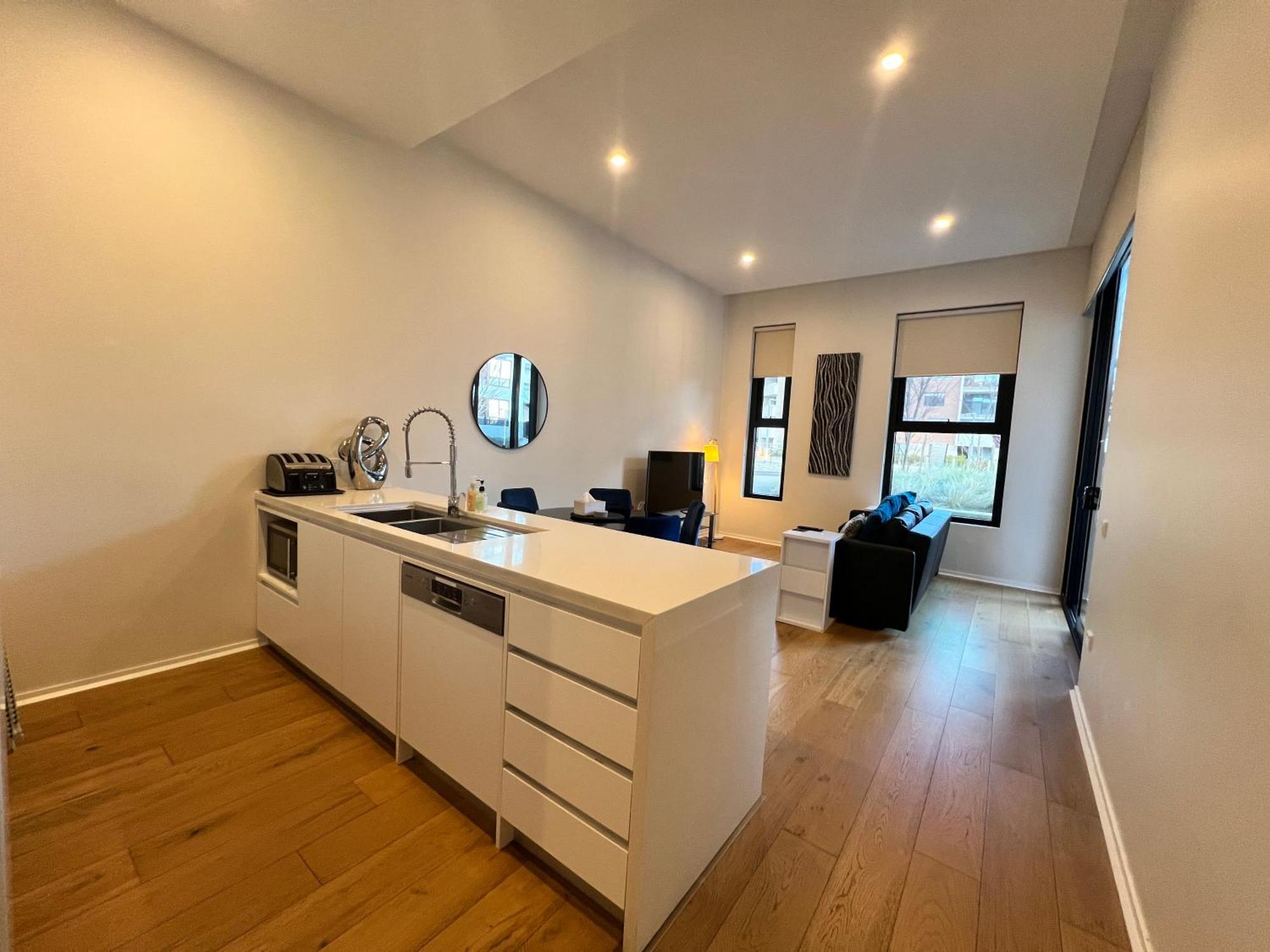 Luxe 2Br Executive Apartment Kingston Pool Parking Wifi Bbq Wine Eksteriør billede
